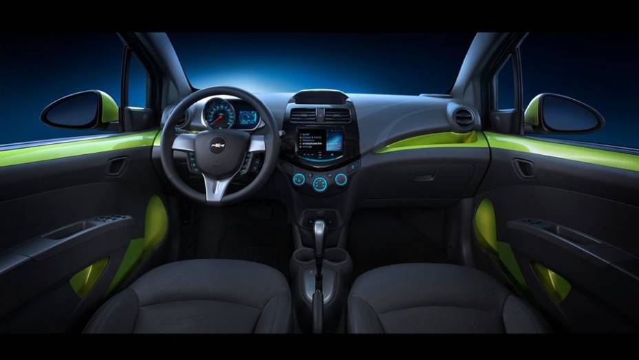 Espa&ccedil;o interno do compacto &eacute; generoso | <a href="https://beta-develop.quatrorodas.abril.com.br/reportagens/salao/chevrolet-spark-646704.shtml" rel="migration">Leia mais</a>