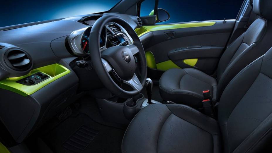 Detalhes coloridos comp&ocirc;em o painel | <a href="https://beta-develop.quatrorodas.abril.com.br/reportagens/salao/chevrolet-spark-646704.shtml" rel="migration">Leia mais</a>
