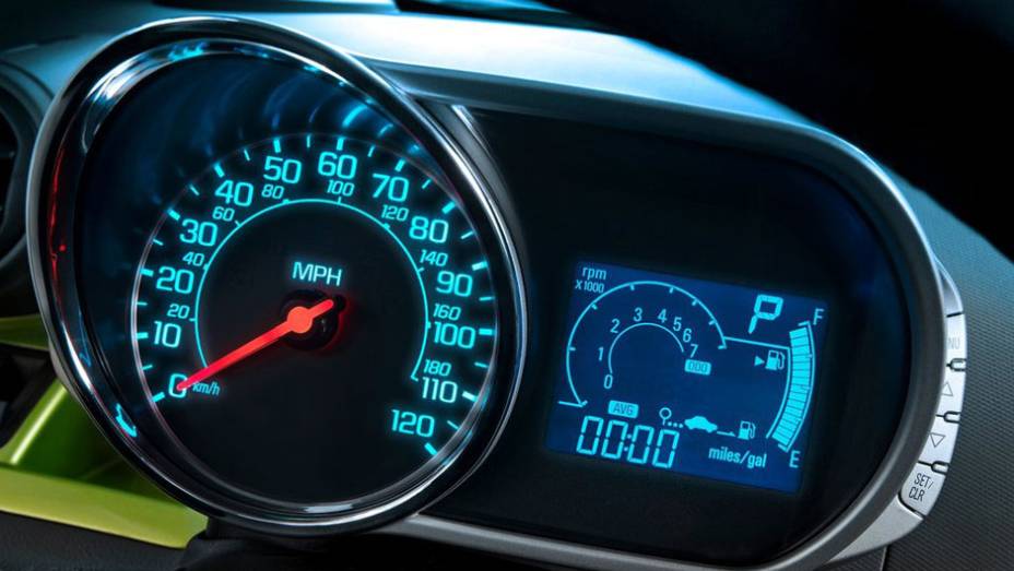 Modelo possui Bluetooth e conectividade com smartphone | <a href="https://beta-develop.quatrorodas.abril.com.br/reportagens/salao/chevrolet-spark-646704.shtml" rel="migration">Leia mais</a>