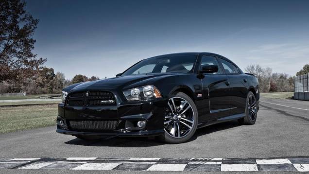 Preto é outra opção de cor, com detalhes em branco | <a href="https://beta-develop.quatrorodas.abril.com.br/salao-do-automovel/2012/carros/charger-srt8-super-bee-703995.shtml" rel="migration">Leia mais</a> Preto é outra opção de cor, com detalhes em branco | <a href="https://beta-develop.quatrorodas.abril.com.br/salao-do-automovel/2012/carros/charger-srt8-super-bee-703995.shtml" rel="migration">Leia mais</a>