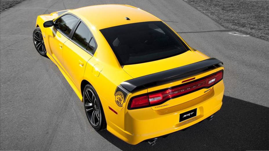 Spoiler traseiro na cor preta é uma das novidades | <a href="https://beta-develop.quatrorodas.abril.com.br/salao-do-automovel/2012/carros/charger-srt8-super-bee-703995.shtml" rel="migration">Leia mais</a>