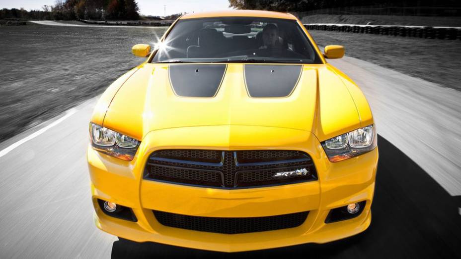 Frente do Super Bee se destaca pelas listras marcantes | <a href="https://beta-develop.quatrorodas.abril.com.br/salao-do-automovel/2012/carros/charger-srt8-super-bee-703995.shtml" rel="migration">Leia mais</a>