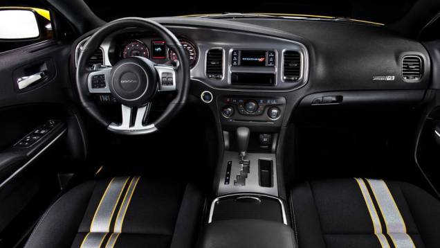 Assentos contam com detalhes em amarelo e prata | <a href="https://beta-develop.quatrorodas.abril.com.br/salao-do-automovel/2012/carros/charger-srt8-super-bee-703995.shtml" rel="migration">Leia mais</a> Assentos contam com detalhes em amarelo e prata | <a href="https://beta-develop.quatrorodas.abril.com.br/salao-do-automovel/2012/carros/charger-srt8-super-bee-703995.shtml" rel="migration">Leia mais</a>