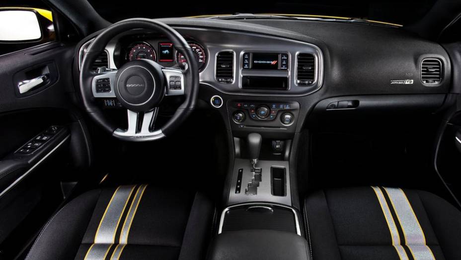 Assentos contam com detalhes em amarelo e prata | <a href="https://beta-develop.quatrorodas.abril.com.br/salao-do-automovel/2012/carros/charger-srt8-super-bee-703995.shtml" rel="migration">Leia mais</a> Assentos contam com detalhes em amarelo e prata | <a href="https://beta-develop.quatrorodas.abril.com.br/salao-do-automovel/2012/carros/charger-srt8-super-bee-703995.shtml" rel="migration">Leia mais</a>