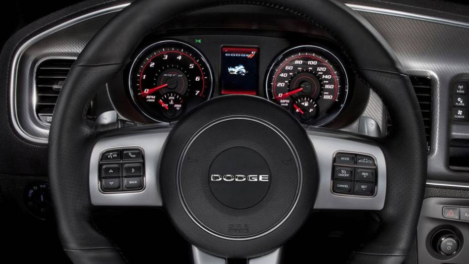Interior conta com materiais de alta qualidade | <a href="https://beta-develop.quatrorodas.abril.com.br/salao-do-automovel/2012/carros/charger-srt8-super-bee-703995.shtml" rel="migration">Leia mais</a> Interior conta com materiais de alta qualidade | <a href="https://beta-develop.quatrorodas.abril.com.br/salao-do-automovel/2012/carros/charger-srt8-super-bee-703995.shtml" rel="migration">Leia mais</a>