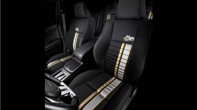 Logotipo da edição estampa os bancos | <a href="https://beta-develop.quatrorodas.abril.com.br/salao-do-automovel/2012/carros/charger-srt8-super-bee-703995.shtml" rel="migration">Leia mais</a> Logotipo da edição estampa os bancos | <a href="https://beta-develop.quatrorodas.abril.com.br/salao-do-automovel/2012/carros/charger-srt8-super-bee-703995.shtml" rel="migration">Leia mais</a>