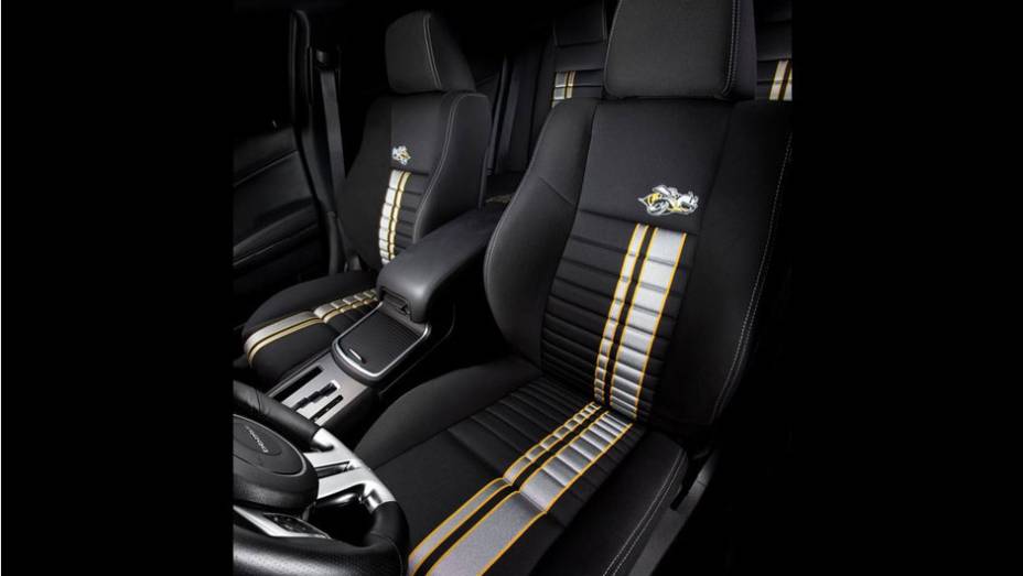 Logotipo da edi&ccedil;&atilde;o estampa os bancos | <a href="https://beta-develop.quatrorodas.abril.com.br/salao-do-automovel/2012/carros/charger-srt8-super-bee-703995.shtml" rel="migration">Leia mais</a>