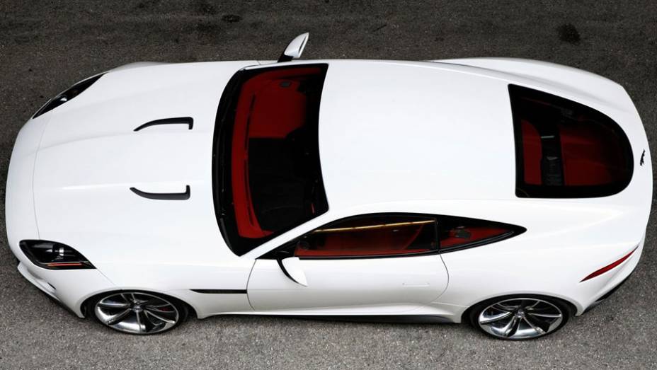 Veículo é movido por um motor a combustão Supercharged V6 de 3 litros e outro elétrico | <a href="https://beta-develop.quatrorodas.abril.com.br/reportagens/salao/jaguar-c-x16-646589.shtml" rel="migration">Leia mais</a> Veículo é movido por um motor a combustão Supercharged V6 de 3 litros e outro elétrico | <a href="https://beta-develop.quatrorodas.abril.com.br/reportagens/salao/jaguar-c-x16-646589.shtml" rel="migration">Leia mais</a>