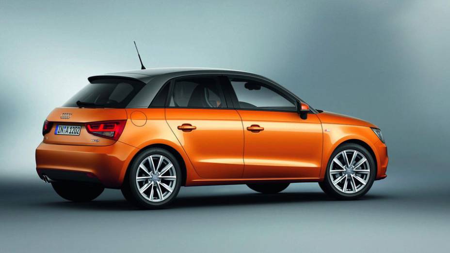 A cor Samoa Orange é uma exclusividade do novo modelo | <a href="https://beta-develop.quatrorodas.abril.com.br/carros/lancamentos/audi-a1-sportback-646768.shtml" rel="migration">Leia mais</a>