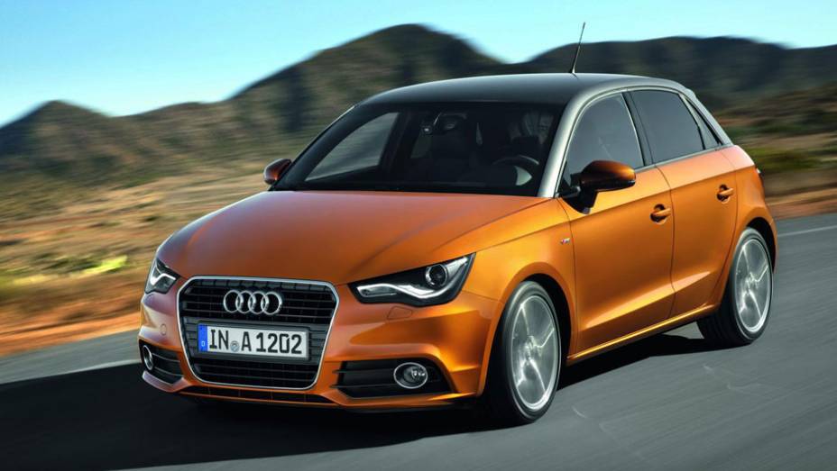 O A1 Sportback &eacute; mais largo e mais alto que o modelo com duas portas | <a href="https://beta-develop.quatrorodas.abril.com.br/carros/lancamentos/audi-a1-sportback-646768.shtml" rel="migration">Leia mais</a>