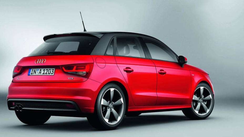 O teto e o arco que acompanha as janelas podem ser pintados de preto | <a href="https://beta-develop.quatrorodas.abril.com.br/carros/lancamentos/audi-a1-sportback-646768.shtml" rel="migration">Leia mais</a>