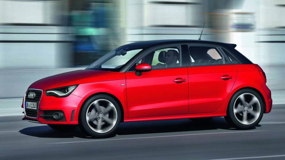 As rodas de liga leve do pacote S-Line incrementam o visual | <a href="https://beta-develop.quatrorodas.abril.com.br/carros/lancamentos/audi-a1-sportback-646768.shtml" rel="migration">Leia mais</a>