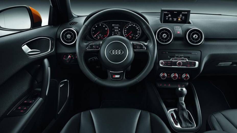 O interior pode receber acabamento em couro preto ou em dois tons | <a href="https://beta-develop.quatrorodas.abril.com.br/carros/lancamentos/audi-a1-sportback-646768.shtml" rel="migration">Leia mais</a>