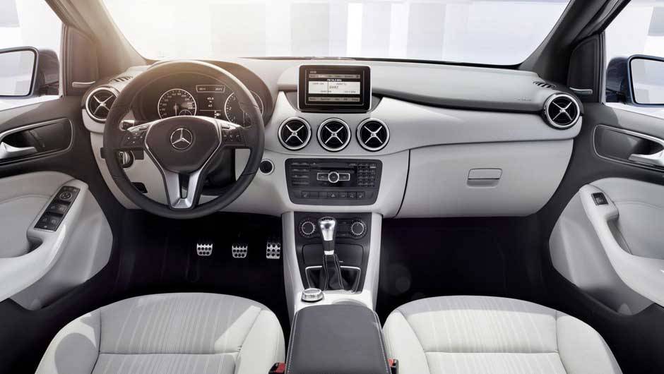 A apresentação oficial do Classe B será feita no Salão de Frankfurt. <a href="https://beta-develop.quatrorodas.abril.com.br/carros/lancamentos/mercedes-benz-classe-b-637678.shtml" rel="migration">Leia mais</a> A apresentação oficial do Classe B será feita no Salão de Frankfurt. <a href="https://beta-develop.quatrorodas.abril.com.br/carros/lancamentos/mercedes-benz-classe-b-637678.shtml" rel="migration">Leia mais</a>
