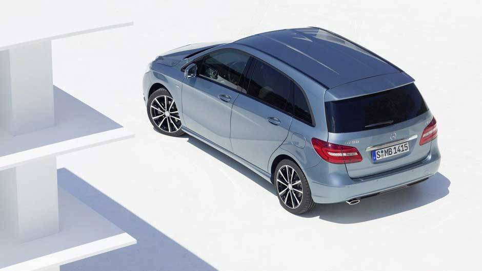 O modelo terá quatro opções de motorização e sistema start-stop. <a href="https://beta-develop.quatrorodas.abril.com.br/carros/lancamentos/mercedes-benz-classe-b-637678.shtml" rel="migration">Leia mais</a> O modelo terá quatro opções de motorização e sistema start-stop. <a href="https://beta-develop.quatrorodas.abril.com.br/carros/lancamentos/mercedes-benz-classe-b-637678.shtml" rel="migration">Leia mais</a>