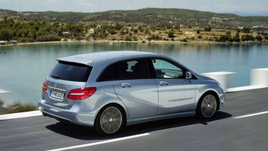 O carro tem sistemas que estacionam o veículo e até acionam os freios automaticamente. <a href="https://beta-develop.quatrorodas.abril.com.br/carros/lancamentos/mercedes-benz-classe-b-637678.shtml" rel="migration">Leia mais</a>