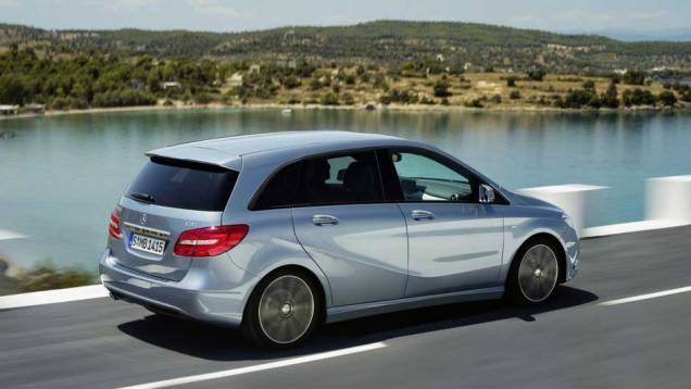 O carro tem sistemas que estacionam o veículo e até acionam os freios automaticamente. <a href="https://beta-develop.quatrorodas.abril.com.br/carros/lancamentos/mercedes-benz-classe-b-637678.shtml" rel="migration">Leia mais</a> O carro tem sistemas que estacionam o veículo e até acionam os freios automaticamente. <a href="https://beta-develop.quatrorodas.abril.com.br/carros/lancamentos/mercedes-benz-classe-b-637678.shtml" rel="migration">Leia mais</a>