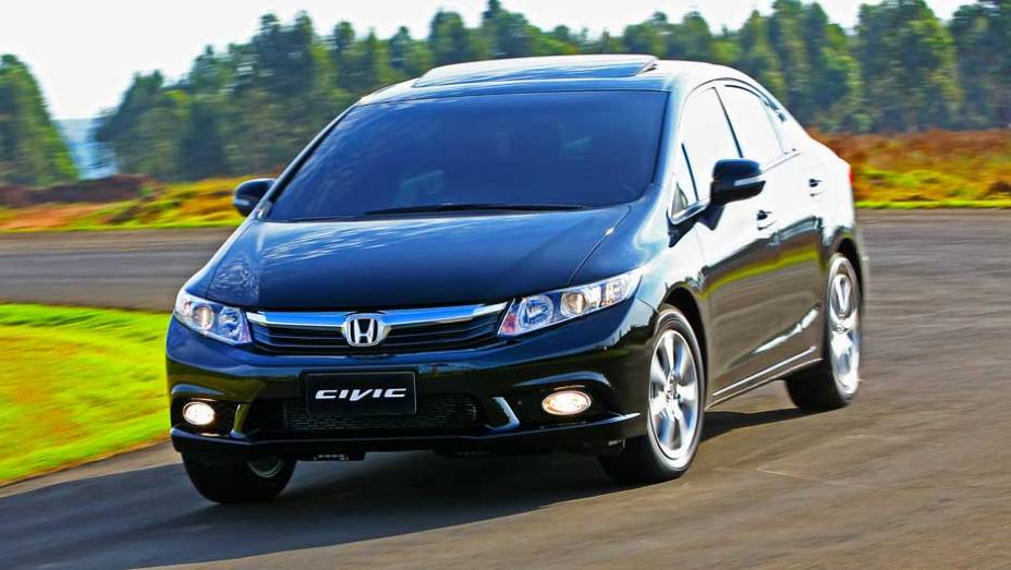 O Honda Civic ocupa a quarta posição | <a href="https://beta-develop.quatrorodas.abril.com.br/noticias/mercado/carros-seminovos-mais-buscados-ofertados-online-2013-772030.shtml" target="_blank" rel="migration">Leia mais</a>