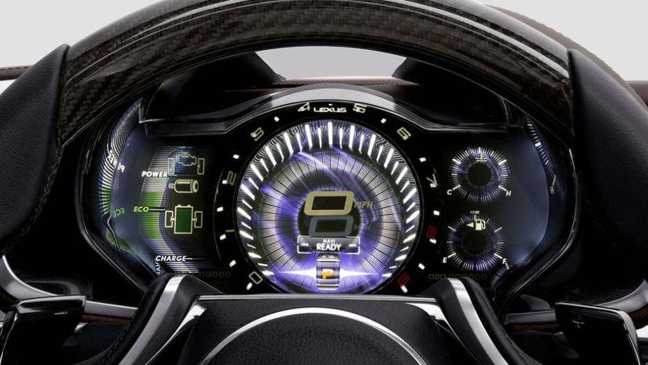 Moderno painel permite visualizar todas as fun&ccedil;&otilde;es do carro