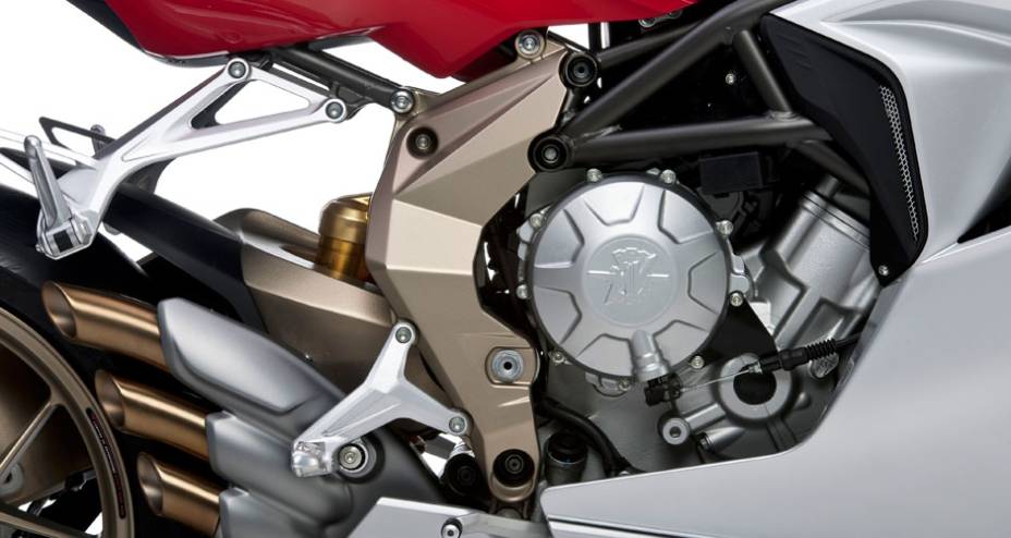 O motor de 675 cc tem três cilindros | <a href="https://beta-develop.quatrorodas.abril.com.br/moto/noticias/mv-agusta-comeca-produzir-f3-676377.shtml" rel="migration">Leia mais</a>