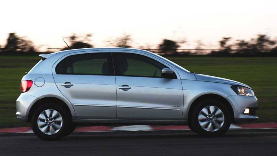 Somente as rodas s&atilde;o novas olhando de lado, mas as mudan&ccedil;as feitas na frente e atr&aacute;s deixaram o Gol com ar de novidade | <a href="https://beta-develop.quatrorodas.abril.com.br/carros/lancamentos/volkswagen-gol-voyage-2013-693246.shtml" target="_blank" rel="migration">Leia mais</a>