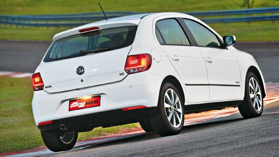 A traseira ficou bastante parecida com o Polo europeu, principalmente por causa do novo formato das lanternas | <a href="https://beta-develop.quatrorodas.abril.com.br/carros/lancamentos/volkswagen-gol-voyage-2013-693246.shtml" target="_blank" rel="migration">Leia mais</a>