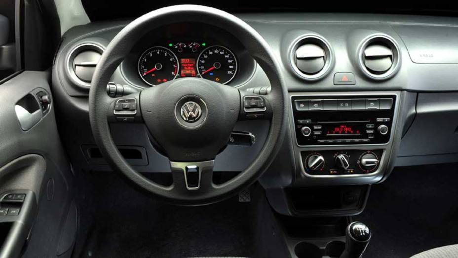 O interior ganhou difusores de ar redesenhados e painel de instrumentos com iluminação branca | <a href="https://beta-develop.quatrorodas.abril.com.br/carros/lancamentos/volkswagen-gol-voyage-2013-693246.shtml" target="_blank" rel="migration">Leia mais</a>