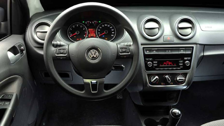 O interior ganhou difusores de ar redesenhados e painel de instrumentos com ilumina&ccedil;&atilde;o branca | <a href="https://beta-develop.quatrorodas.abril.com.br/carros/lancamentos/volkswagen-gol-voyage-2013-693246.shtml" target="_blank" rel="migration">Leia mais</a>