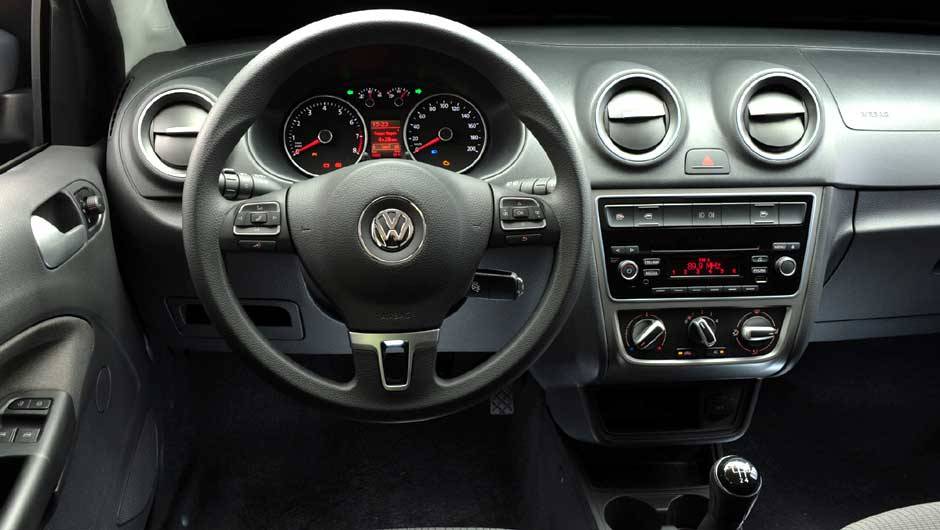 O interior ganhou difusores de ar redesenhados e painel de instrumentos com ilumina&ccedil;&atilde;o branca | <a href="https://beta-develop.quatrorodas.abril.com.br/carros/lancamentos/volkswagen-gol-voyage-2013-693246.shtml" target="_blank" rel="migration">Leia mais</a>
