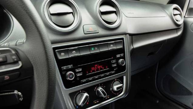 O novo rádio está mais incorporado ao desenho do console central | <a href="https://beta-develop.quatrorodas.abril.com.br/carros/lancamentos/volkswagen-gol-voyage-2013-693246.shtml" target="_blank" rel="migration">Leia mais</a> O novo rádio está mais incorporado ao desenho do console central | <a href="https://beta-develop.quatrorodas.abril.com.br/carros/lancamentos/volkswagen-gol-voyage-2013-693246.shtml" target="_blank" rel="migration">Leia mais</a>