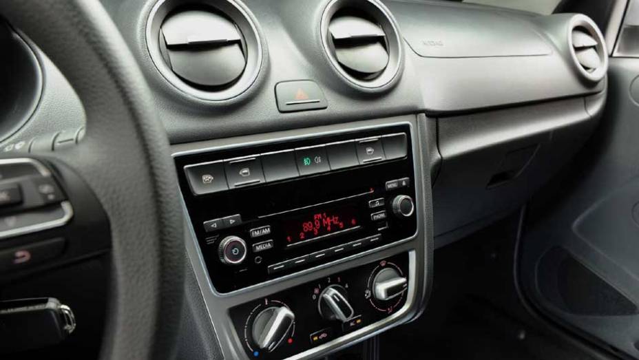 O novo r&aacute;dio est&aacute; mais incorporado ao desenho do console central | <a href="https://beta-develop.quatrorodas.abril.com.br/carros/lancamentos/volkswagen-gol-voyage-2013-693246.shtml" target="_blank" rel="migration">Leia mais</a>