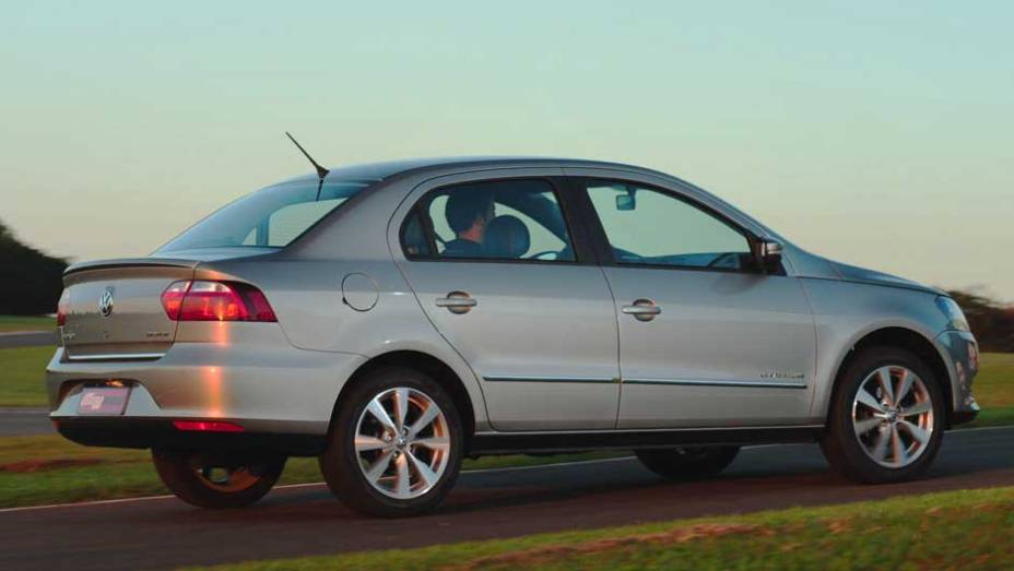 N&atilde;o parece o Jetta? As lanternas horizontais deixaram o Voyage parecido com o sed&atilde; m&eacute;dio feito no M&eacute;xico | <a href="https://beta-develop.quatrorodas.abril.com.br/carros/lancamentos/volkswagen-gol-voyage-2013-693246.shtml" target="_blank" rel="migration">Leia mais</a>