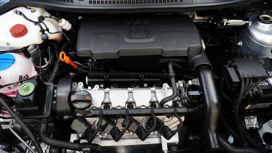 Novidade tamb&eacute;m debaixo do cap&ocirc;: o motor 1.0 TEC ganhou mudan&ccedil;as como novo coletor, central eletr&ocirc;nica mais r&aacute;pida e novos bicos injetores; as altera&ccedil;&otilde;es teriam reduzido o consumo de combust&iacute;vel em at&eacute; 4%, segundo a VW | <a href="https://quatrorodas.abril.c" rel="migration"></a>