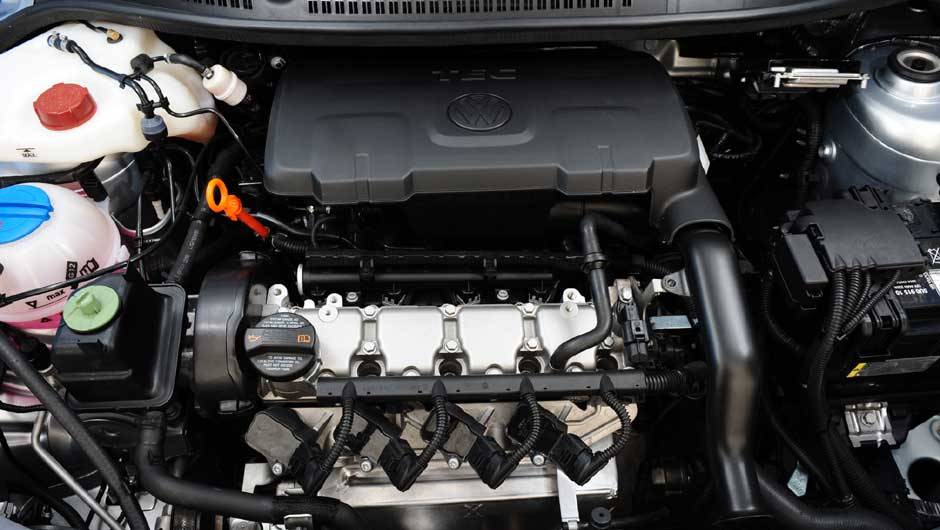 Novidade tamb&eacute;m debaixo do cap&ocirc;: o motor 1.0 TEC ganhou mudan&ccedil;as como novo coletor, central eletr&ocirc;nica mais r&aacute;pida e novos bicos injetores; as altera&ccedil;&otilde;es teriam reduzido o consumo de combust&iacute;vel em at&eacute; 4%, segundo a VW | <a href="https://quatrorodas.abril.c" rel="migration"></a>