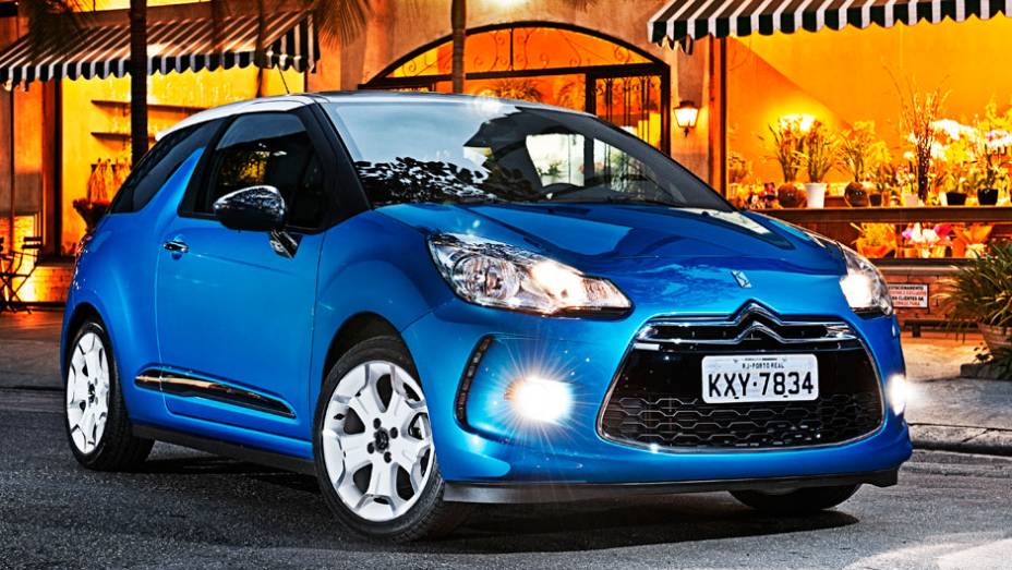 Descolado, o DS3 inaugura a linhagem de veículos premium DS no Brasil | <a href="https://beta-develop.quatrorodas.abril.com.br/carros/lancamentos/citroen-ds3-685732.shtml" rel="migration">Leia mais</a>