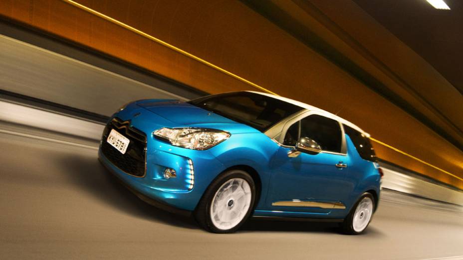 Cores berrantes realçam o design moderno do compacto feito na França | <a href="https://beta-develop.quatrorodas.abril.com.br/carros/lancamentos/citroen-ds3-685732.shtml" rel="migration">Leia mais</a>