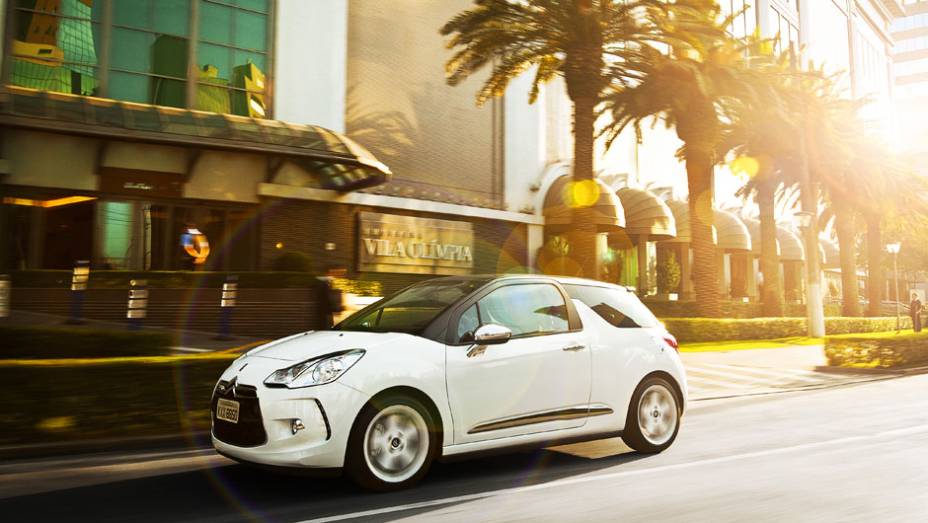 A carroceria de duas e a oferta de câmbio manual entregam a vocação esportiva do DS3 | <a href="https://beta-develop.quatrorodas.abril.com.br/carros/lancamentos/citroen-ds3-685732.shtml" rel="migration">Leia mais</a>