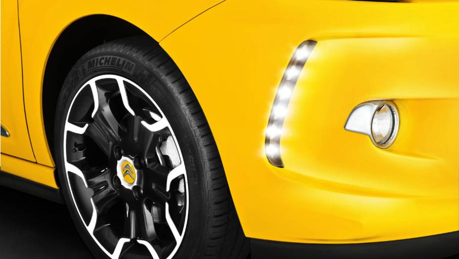 As luzes diurnas de LEDs proporcionam charme e segurança. E as calotinhas das rodas podem ser trocadas ao gosto do cliente | <a href="https://beta-develop.quatrorodas.abril.com.br/carros/lancamentos/citroen-ds3-685732.shtml" rel="migration">Leia mais</a>