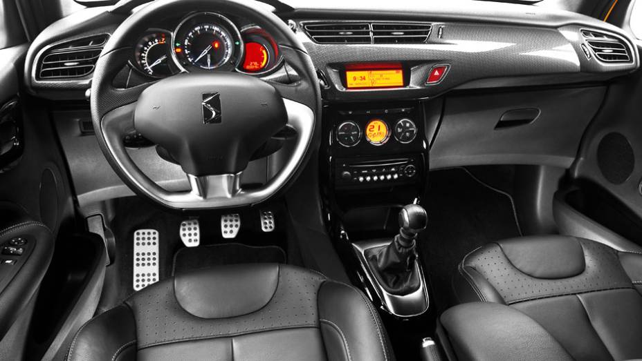 Bem acabado, o interior tem visual atraente, mas peca pelo uso de peças com outros carros da marca | <a href="https://beta-develop.quatrorodas.abril.com.br/carros/lancamentos/citroen-ds3-685732.shtml" rel="migration">Leia mais</a>