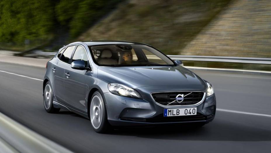 É impossível não lembrar do sedã S60 ao ver o V40 de frente | <a href="https://beta-develop.quatrorodas.abril.com.br/saloes/genebra/2012/volvo-v40-678685.shtml" rel="migration">Leia mais</a> É impossível não lembrar do sedã S60 ao ver o V40 de frente | <a href="https://beta-develop.quatrorodas.abril.com.br/saloes/genebra/2012/volvo-v40-678685.shtml" rel="migration">Leia mais</a>