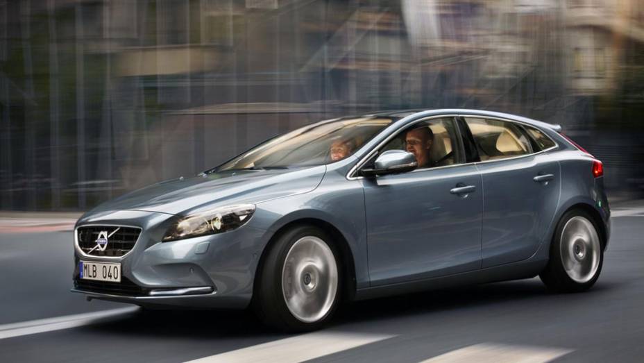 A linha de cintura elevada e os vincos na altura das ma&ccedil;anetas deixam o V40 com ar musculoso | <a href="https://beta-develop.quatrorodas.abril.com.br/saloes/genebra/2012/volvo-v40-678685.shtml" rel="migration">Leia mais</a>