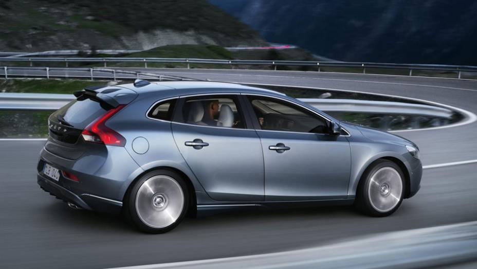 Se a frente lembra o S60, a traseira parece muito com o XC60 | <a href="https://beta-develop.quatrorodas.abril.com.br/saloes/genebra/2012/volvo-v40-678685.shtml" rel="migration">Leia mais</a> Se a frente lembra o S60, a traseira parece muito com o XC60 | <a href="https://beta-develop.quatrorodas.abril.com.br/saloes/genebra/2012/volvo-v40-678685.shtml" rel="migration">Leia mais</a>