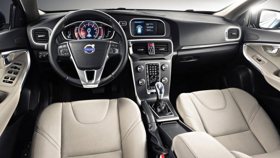 Funcional, o belo interior prima pela fácil visualização dos instrumentos | <a href="https://beta-develop.quatrorodas.abril.com.br/saloes/genebra/2012/volvo-v40-678685.shtml" rel="migration">Leia mais</a>