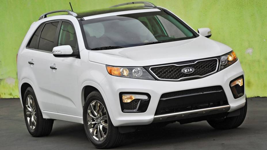 Modelo foi submetido a um facelift | <a href="https://beta-develop.quatrorodas.abril.com.br/noticias/kia-revela-primeira-imagem-novo-sorento-318050_p.shtml" rel="migration">Leia mais</a>