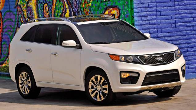 Rodas de 17 polegadas equipam o modelo | <a href="https://beta-develop.quatrorodas.abril.com.br/noticias/kia-revela-primeira-imagem-novo-sorento-318050_p.shtml" rel="migration">Leia mais</a> Rodas de 17 polegadas equipam o modelo | <a href="https://beta-develop.quatrorodas.abril.com.br/noticias/kia-revela-primeira-imagem-novo-sorento-318050_p.shtml" rel="migration">Leia mais</a>