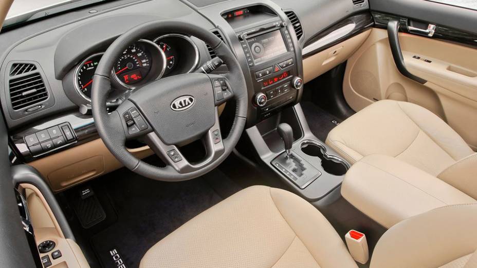 Versão de entrada vem equipada com ar condicionado e ajuste de altura e profundidade do volante | <a href="https://beta-develop.quatrorodas.abril.com.br/noticias/kia-revela-primeira-imagem-novo-sorento-318050_p.shtml" rel="migration">Leia mais</a>