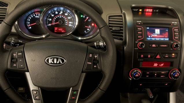 Sistema de entretenimento UVO e um pacote Convenience Plus são opcionais | <a href="https://beta-develop.quatrorodas.abril.com.br/noticias/kia-revela-primeira-imagem-novo-sorento-318050_p.shtml" rel="migration">Leia mais</a> Sistema de entretenimento UVO e um pacote Convenience Plus são opcionais | <a href="https://beta-develop.quatrorodas.abril.com.br/noticias/kia-revela-primeira-imagem-novo-sorento-318050_p.shtml" rel="migration">Leia mais</a>