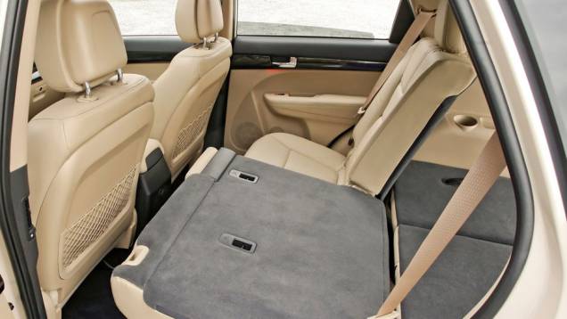 Bancos rebatíveis dão mais espaço interno aos ocupantes | <a href="https://beta-develop.quatrorodas.abril.com.br/noticias/kia-revela-primeira-imagem-novo-sorento-318050_p.shtml" rel="migration">Leia mais</a> Bancos rebatíveis dão mais espaço interno aos ocupantes | <a href="https://beta-develop.quatrorodas.abril.com.br/noticias/kia-revela-primeira-imagem-novo-sorento-318050_p.shtml" rel="migration">Leia mais</a>