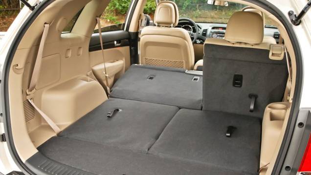 SUV possui grande flexibilidade | <a href="https://beta-develop.quatrorodas.abril.com.br/noticias/kia-revela-primeira-imagem-novo-sorento-318050_p.shtml" rel="migration">Leia mais</a> SUV possui grande flexibilidade | <a href="https://beta-develop.quatrorodas.abril.com.br/noticias/kia-revela-primeira-imagem-novo-sorento-318050_p.shtml" rel="migration">Leia mais</a>