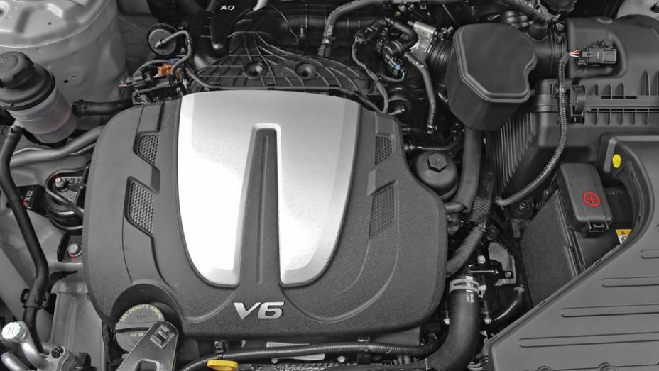 Motor 2.4 GDI quatro cilindros, com 191 cv e 3.5 V6, que desenvolve 276 cv, são opcões | <a href="https://beta-develop.quatrorodas.abril.com.br/noticias/kia-revela-primeira-imagem-novo-sorento-318050_p.shtml" rel="migration">Leia mais</a>